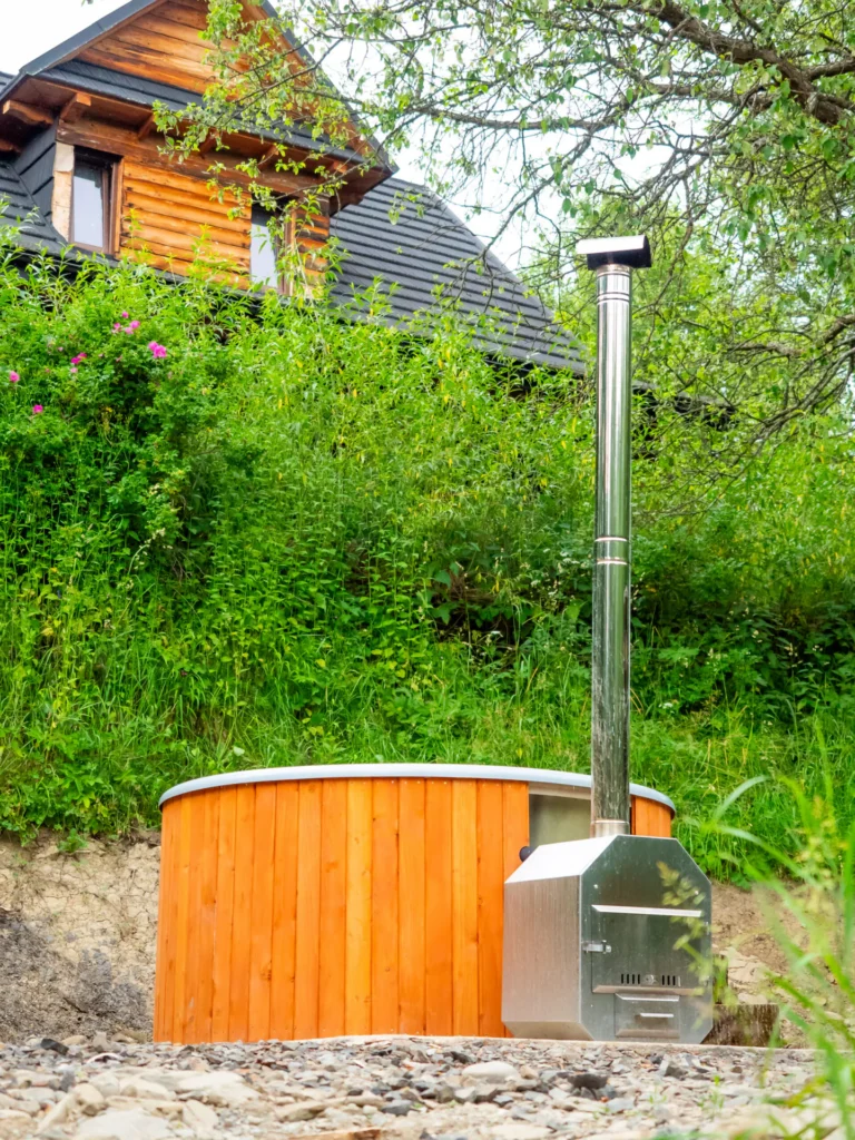 Balia ogrodowa z piecem przy domku — dom piętrowy BEAR, domki W Dolinie Sanu w Zatwarnicy (Bieszczady)