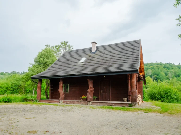 Dom piętrowy BEAR od frontu — dom piętrowy BEAR, domki W Dolinie Sanu w Zatwarnicy (Bieszczady)