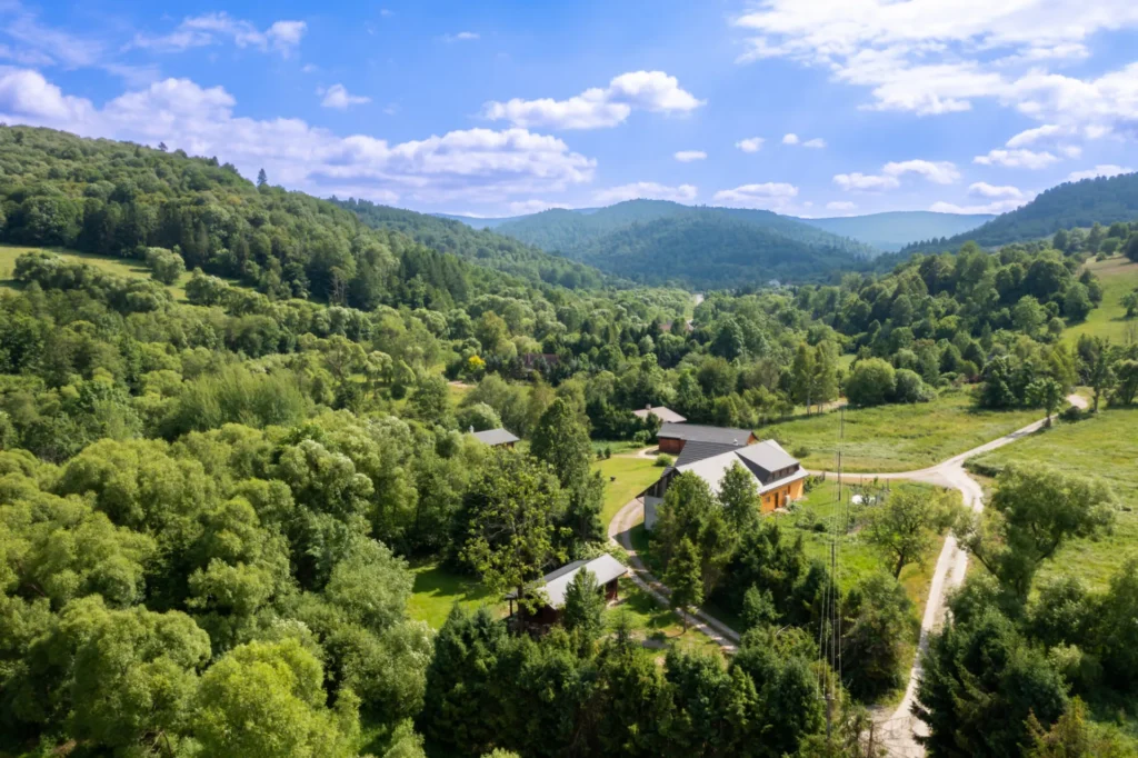 Wszystkie cztery domki z lotu ptaka — dom piętrowy BEAR, domki W Dolinie Sanu w Zatwarnicy (Bieszczady)