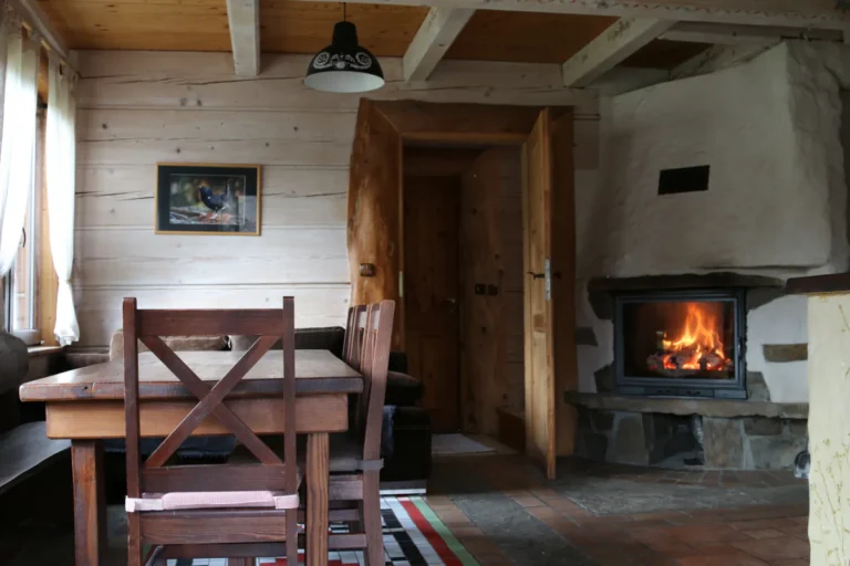 Rozpalony kominek w salonie — dom piętrowy BEAR, domki W Dolinie Sanu w Zatwarnicy (Bieszczady)