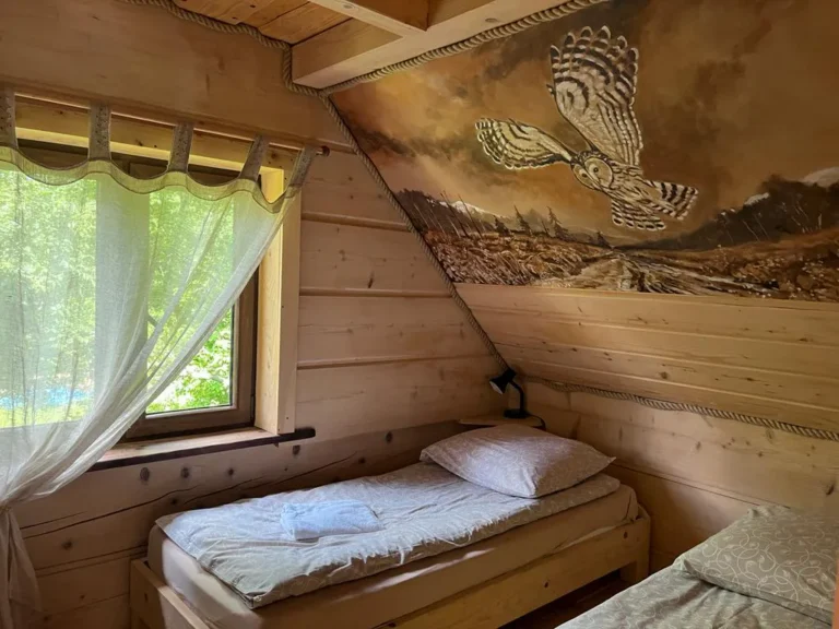 Sypialnia na piętrze z malowidłem sowy — dom piętrowy BEAR, domki W Dolinie Sanu w Zatwarnicy (Bieszczady)