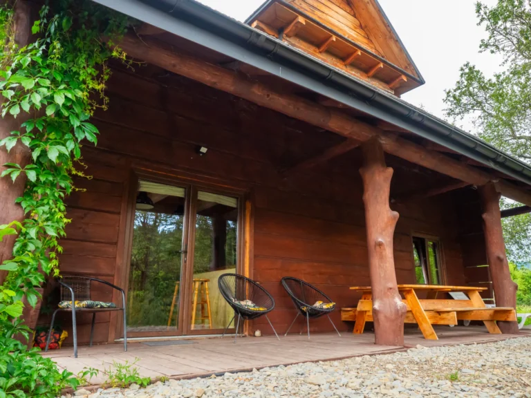 Taras z fotelami przy domu piętrowym BEAR — dom piętrowy BEAR, domki W Dolinie Sanu w Zatwarnicy (Bieszczady)