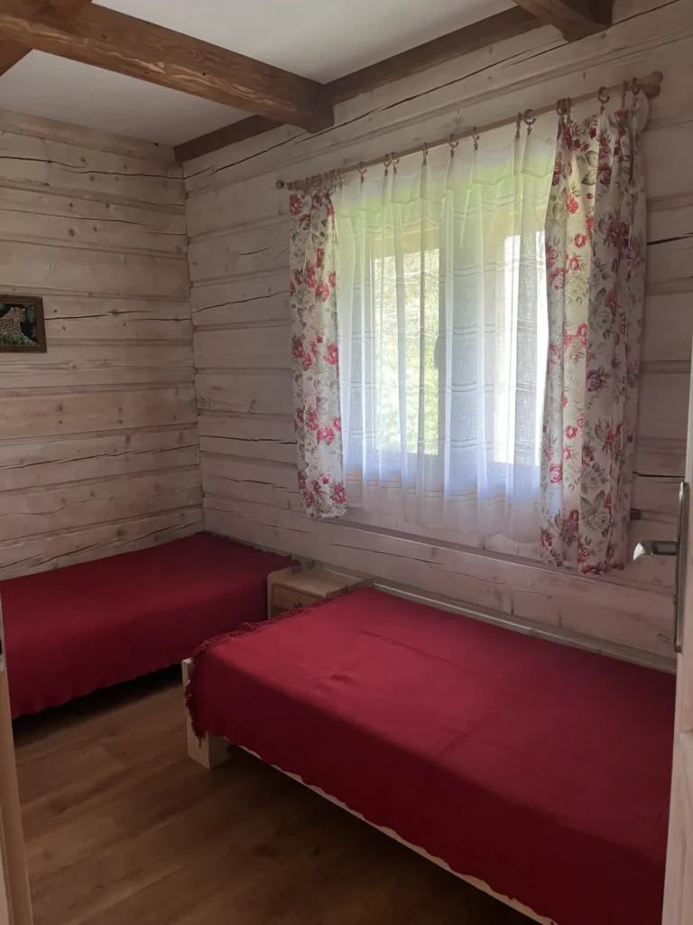 Sypialnia z pojedynczym łóżkiem — domek parterowy LYNX, domki W Dolinie Sanu w Zatwarnicy (Bieszczady)