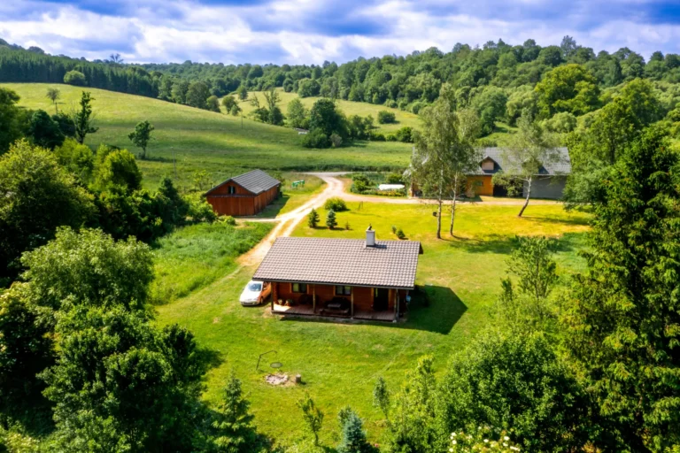Domek LYNX z lotu ptaka — domek parterowy LYNX, domki W Dolinie Sanu w Zatwarnicy (Bieszczady)