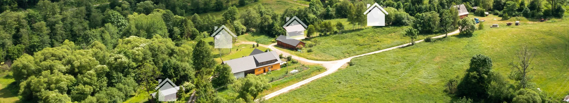 Widok doliny z lotu ptaka z zaznaczonym domkiem BEAR