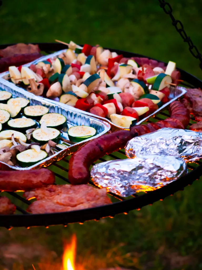 Grill z szaszłykami i warzywami — domek parterowy STRIX, domki W Dolinie Sanu w Zatwarnicy (Bieszczady)
