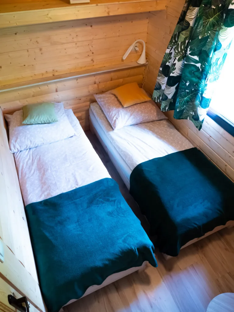 Sypialnia z dwoma pojedynczymi łóżkami — domek parterowy STRIX, domki W Dolinie Sanu w Zatwarnicy (Bieszczady)