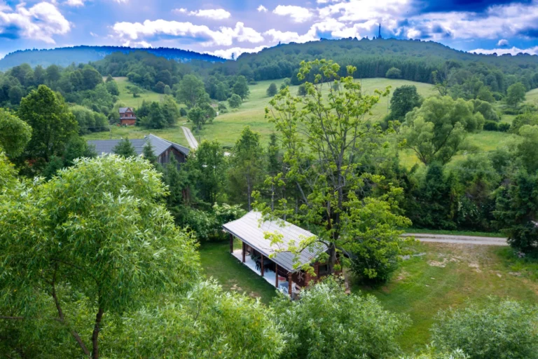 Domki i Dolina Sanu z lotu ptaka — domek parterowy STRIX, domki W Dolinie Sanu w Zatwarnicy (Bieszczady)