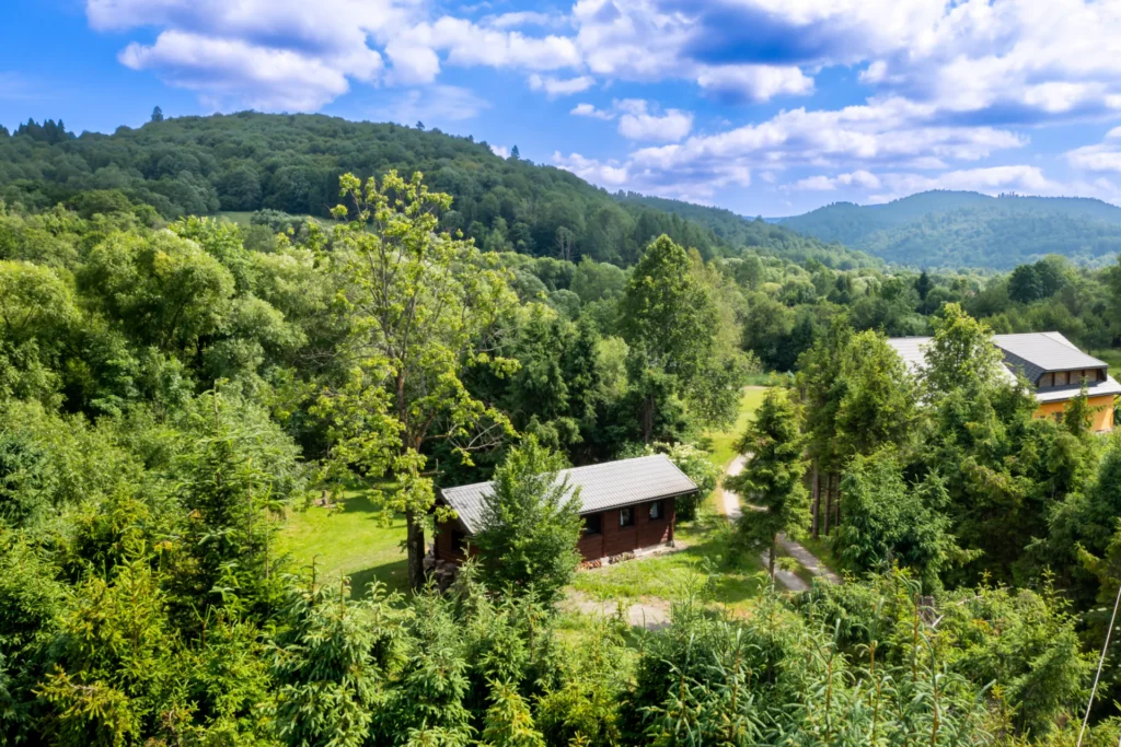 Domek STRIX z lotu ptaka — domek parterowy STRIX, domki W Dolinie Sanu w Zatwarnicy (Bieszczady)
