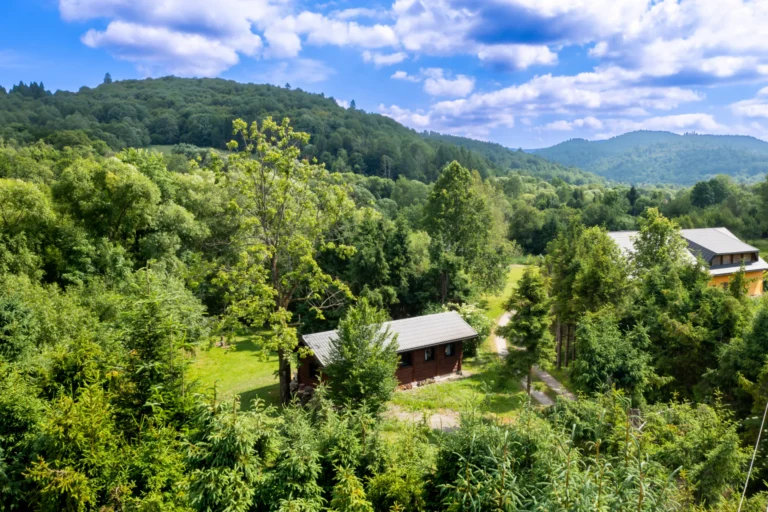 Domek STRIX z lotu ptaka — domek parterowy STRIX, domki W Dolinie Sanu w Zatwarnicy (Bieszczady)