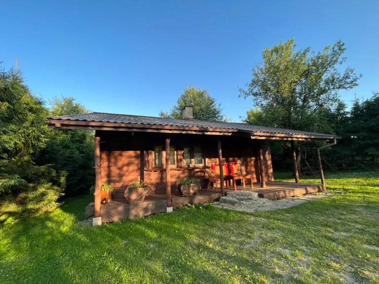 Domek WOLF z zadaszonym tarasem — domek parterowy WOLF, domki W Dolinie Sanu w Zatwarnicy (Bieszczady)
