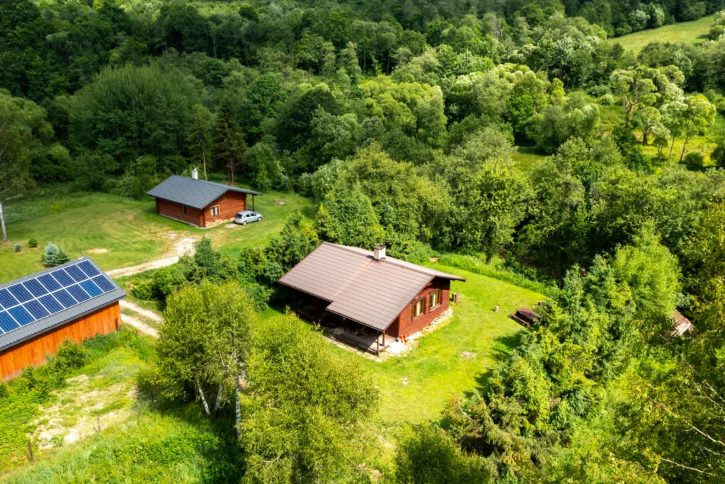 Domki WOLF i LYNX z lotu ptaka — domek parterowy WOLF, domki W Dolinie Sanu w Zatwarnicy (Bieszczady)