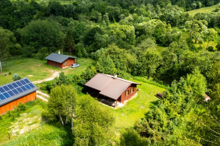 Domki WOLF i LYNX z lotu ptaka — domek parterowy WOLF, domki W Dolinie Sanu w Zatwarnicy (Bieszczady)