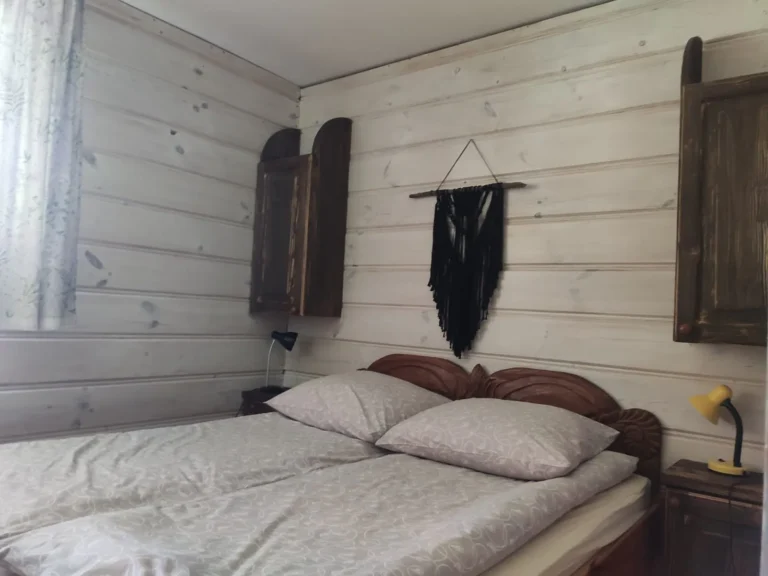 Sypialnia dwuosobowa — domek parterowy WOLF, domki W Dolinie Sanu w Zatwarnicy (Bieszczady)